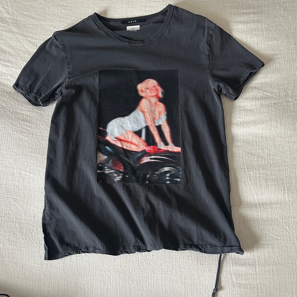 🔥 KSUBI Graphic Tee – Marilyn Motorcycle Graphic – Black (Men’s L)